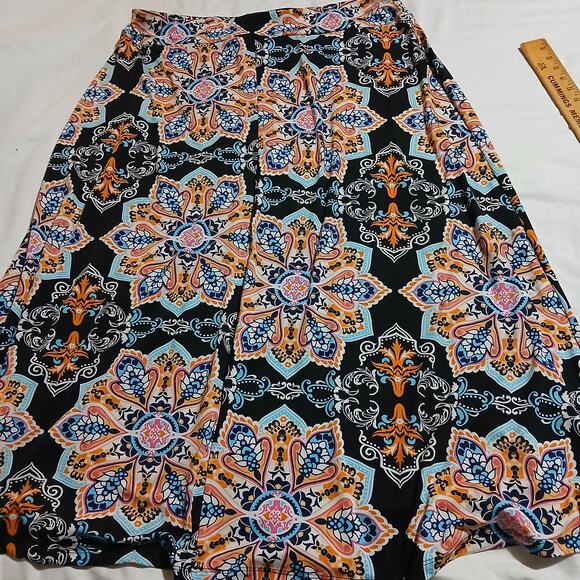 STUDIO Women's 2X Poly/Spandex Blend Mandala Print Black Skirt Easy Care - Picture 3 of 8